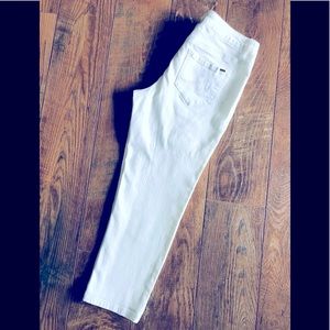 Capri pant by Max Studio White super stretch denim Size 4  Inseam 22 1/2 NWOT